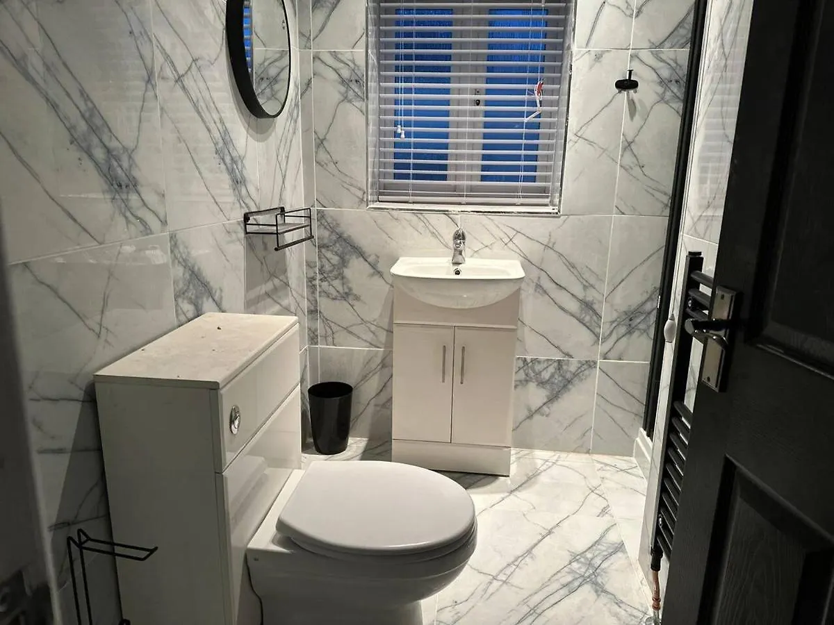 Amazing 2 Bedrooms House Bridgend  0*, Bridgend (Wales)